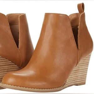 Report Gabot wedge boots size 7